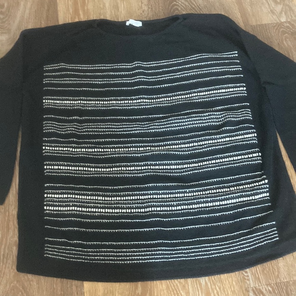 Casual non fitted sweater.